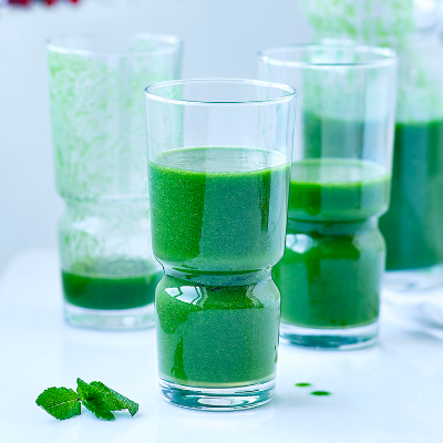 green-smoothie-with-kale-cucumber-pineapple-and-apple
